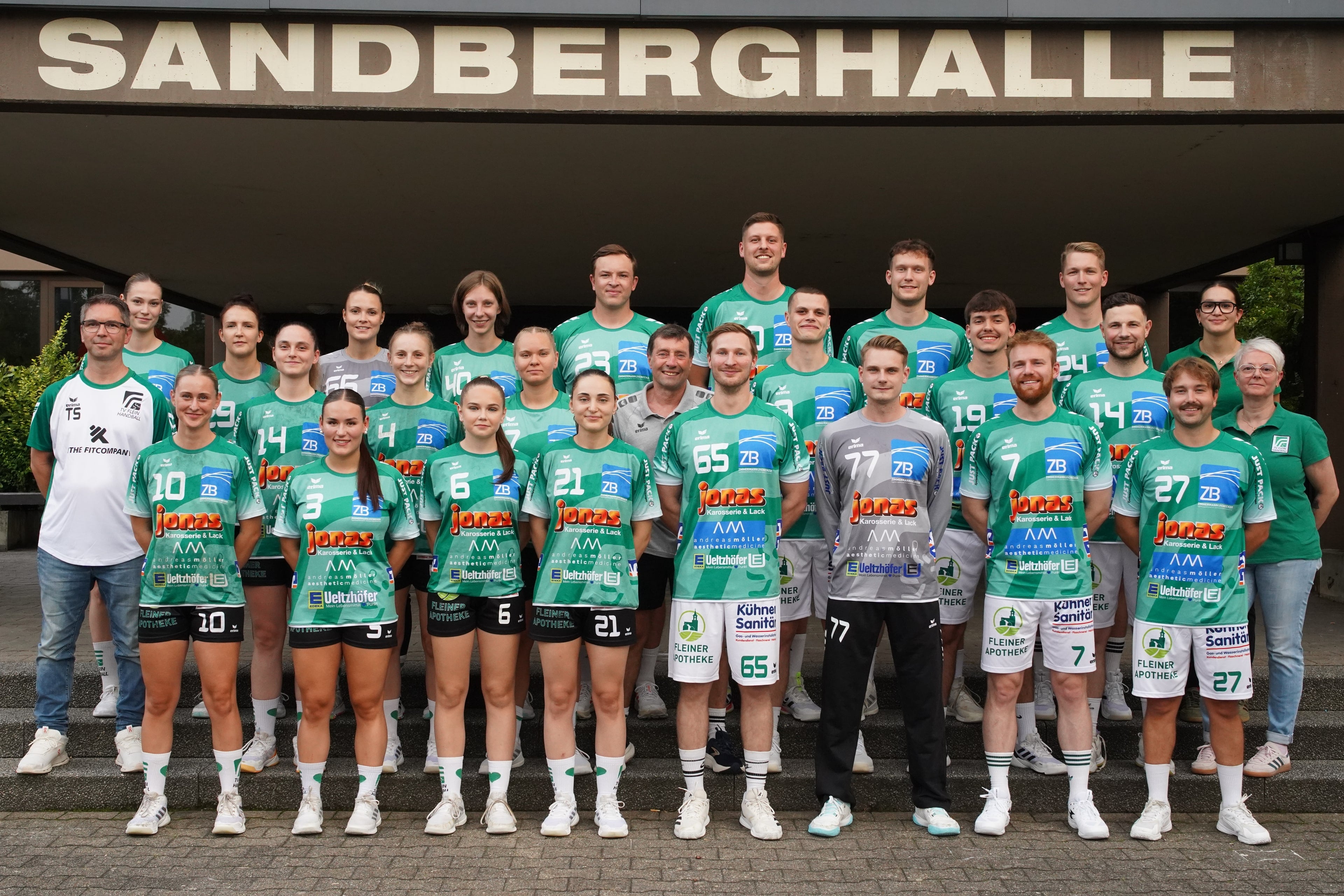 Alle Aktiven des TV 1895 Flein Handball vor dem Eingang der Sandberghalle, Saison 2026/27