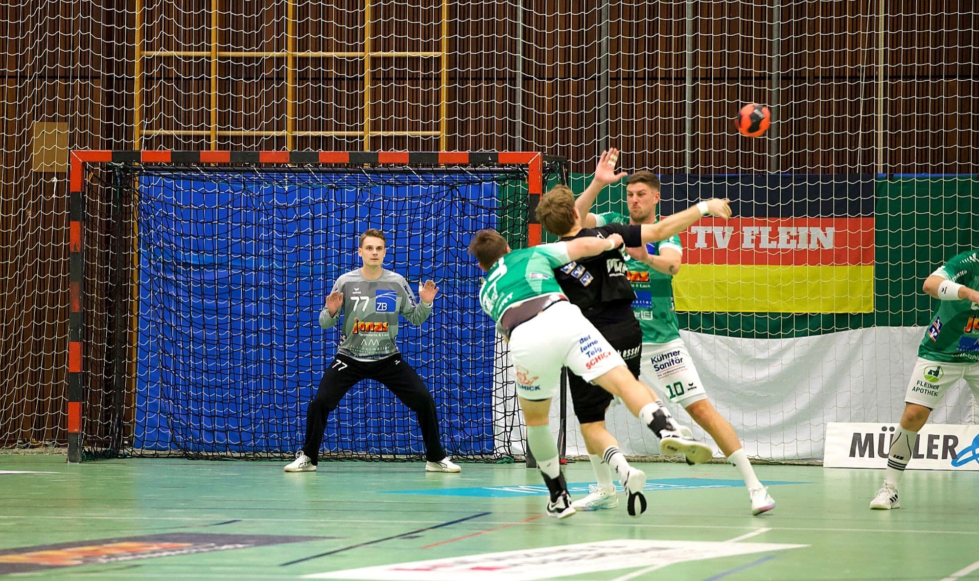 Torwart und Abwehr von TV Flein vor dem Vereinsbanner. Foto: Cristina Rodrigo